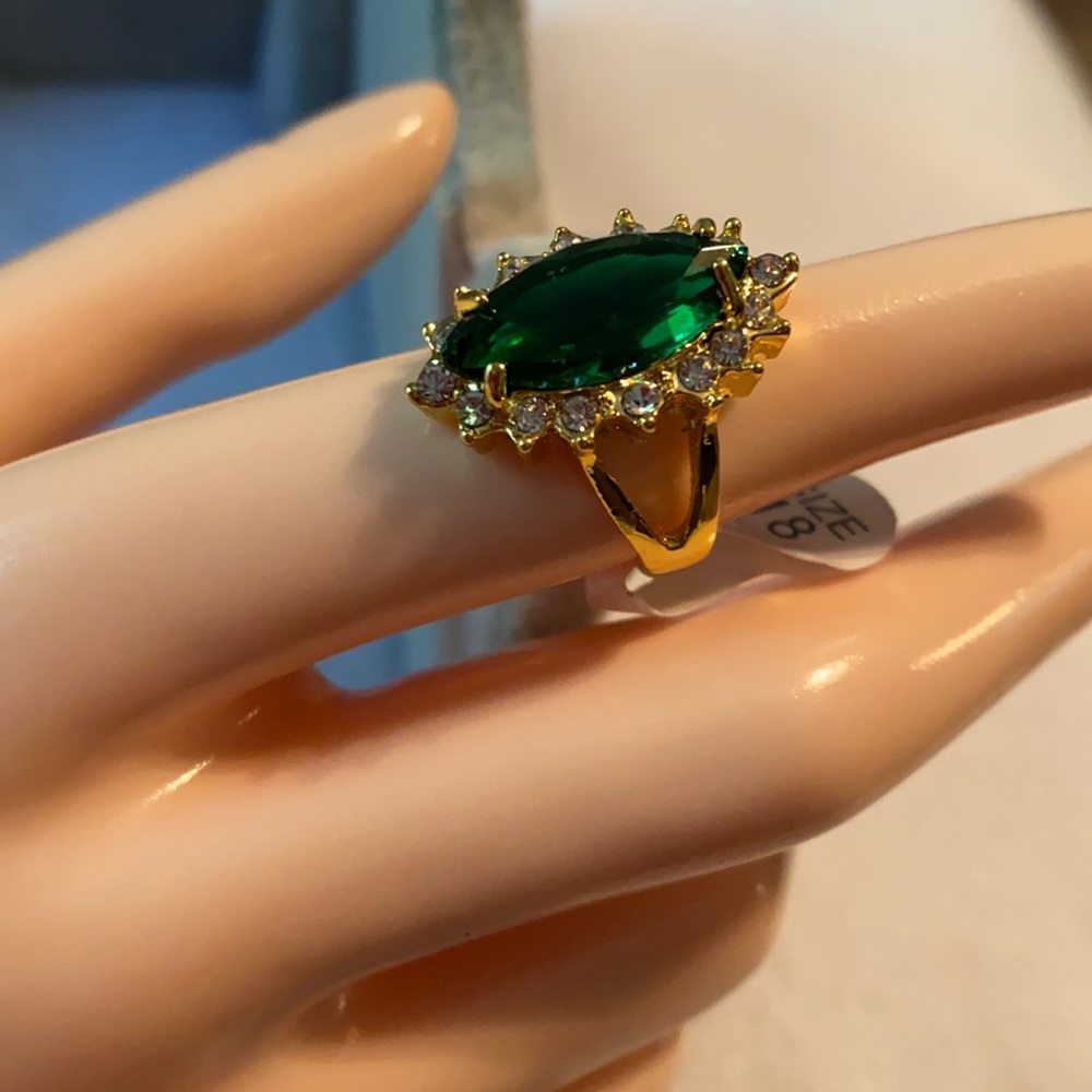 Ladies emerald colored stone ring. $$15.00 size 8